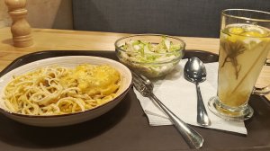 В столовой пробую пасту с грибным соусом и отбивной свининой, салат с Орехова соусом и чай с имберем