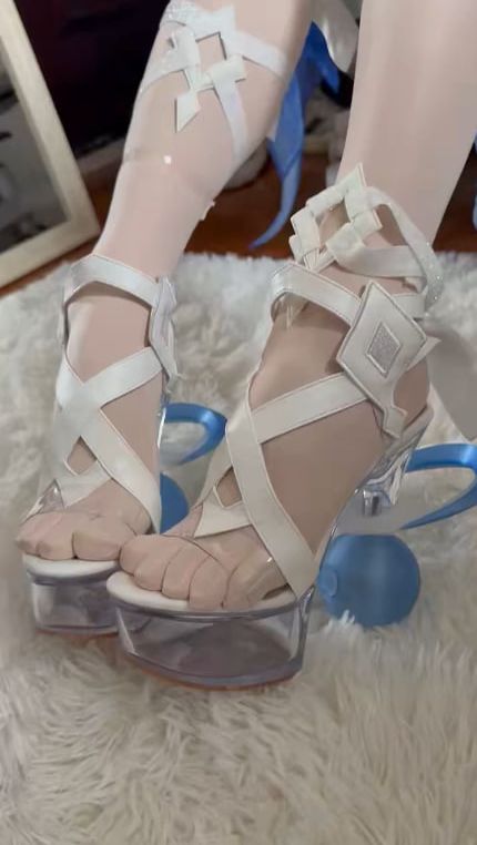 Кигуруми-косплэй Колумбины из Genshin Impact.