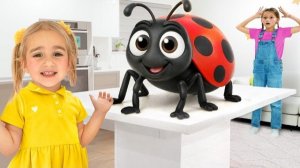 Алиса и её подруга ловят гигантских насекомых дома, и они бегают повсюду! Весёлая ролевая игра