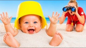 Ева и Ники играют на пляже с мамой!