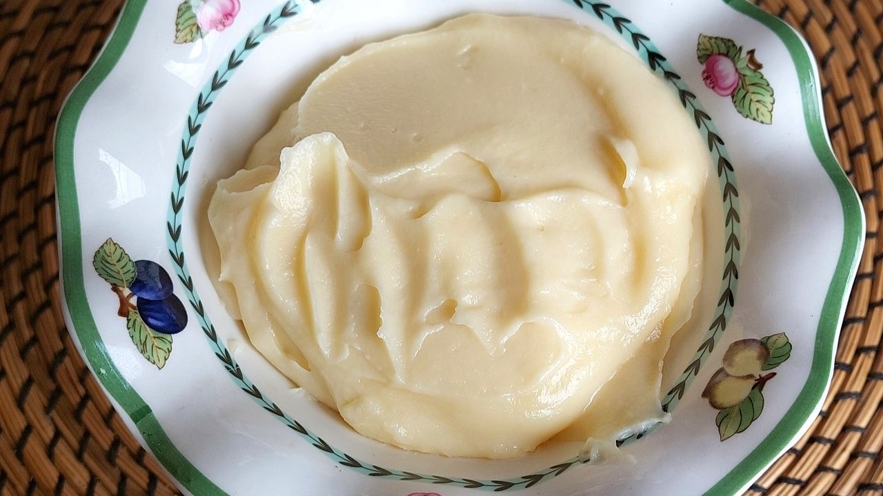 Заварной сливочный крем. На его основе готовятся многие десерты.