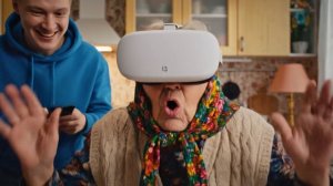 Бабушка осваивает виртуальную реальность