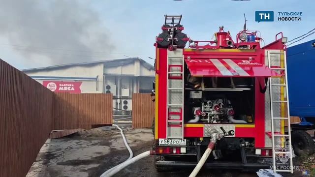 На улице Пирогова в Щекино горит склад