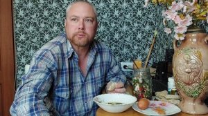 Мукбанг. На завтрак. Щавелевый суп, редиска битая и говяжья сарделька.