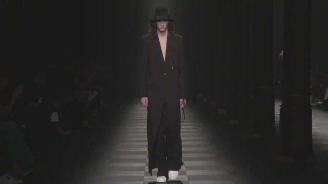 Показ коллекции Ann Demeulemeester осень-зима 2022-2023