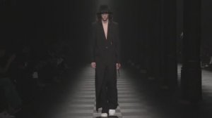 Показ коллекции Ann Demeulemeester осень-зима 2022-2023