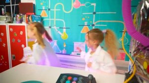 Настя с друзьями в полицейской погоне