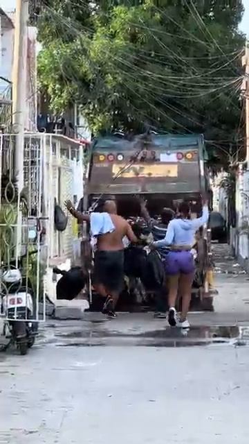 ВЫБРАСЫВАЕМ  МУСОР🚚