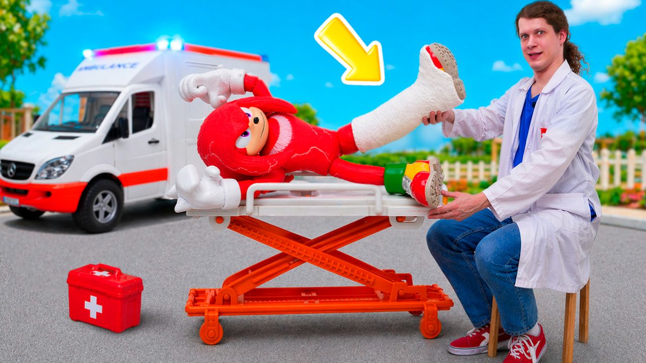 Травма Наклза на футбольном поле! Гипс на ногу и добрая песенка для детей про скорую помощь