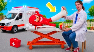 Травма Наклза на футбольном поле! Гипс на ногу и добрая песенка для детей про скорую помощь