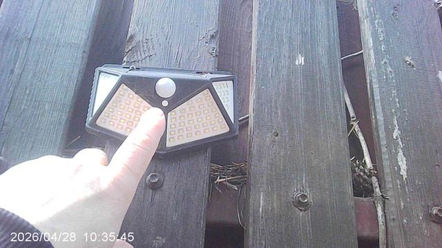 Обзор светильника SOLAR: днём он заряжается с помощью солнечной батареи