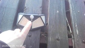 Обзор светильника SOLAR: днём он заряжается с помощью солнечной батареи