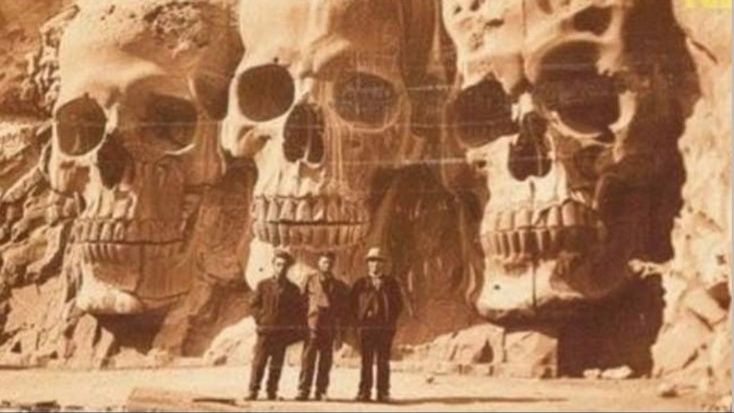 В карьере в Сибири обнаружили нишу со скелетом великана и странным шаром