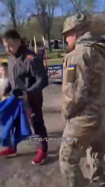 Людоловы зеленского забирают мужика с ребенком