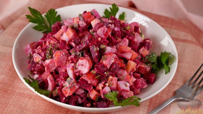 САЛАТ С КРАБОВЫМИ ПАЛОЧКАМИ, СВЁКЛОЙ И ЯЙЦАМИ