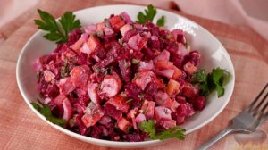 САЛАТ С КРАБОВЫМИ ПАЛОЧКАМИ, СВЁКЛОЙ И ЯЙЦАМИ
