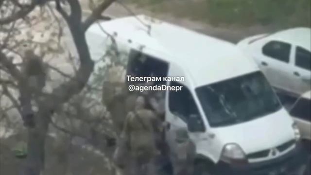 Днепропетровск. Похищение людоловами человека. Тащат как скотину на убой.