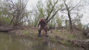 Бешеный клёв обернулся схваткой Гигантская рыба на крючке тянет в корневые дебри!