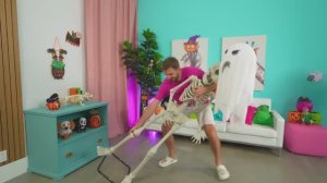 Настя и друзья ловят монстров на Хэллоуин