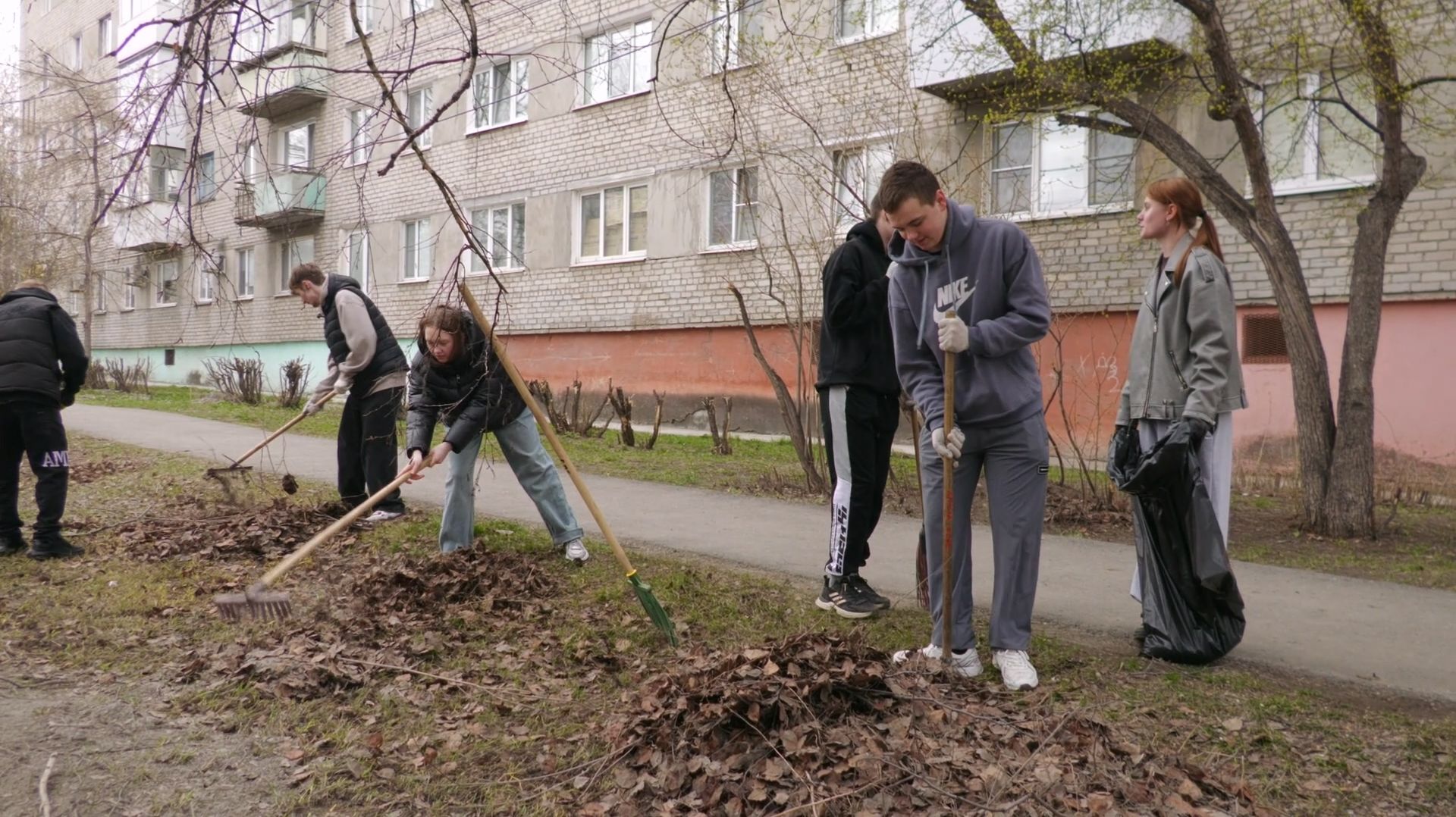 Весенняя уборка к майским праздникам продолжается