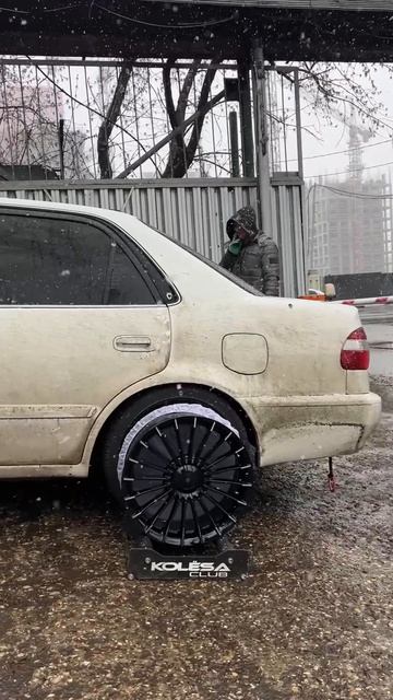 Toyota Corolla на примерке дисков в 17-ом диаметре 