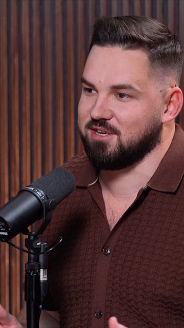 ВОЛЕЙБОЛ ПРОХОДИТ У МЕНЯ ЧЕРЕЗ ВСЮ ЖИЗНЬ Александр Кашин #shorts #лицаволейбола #интервью #sport #tv