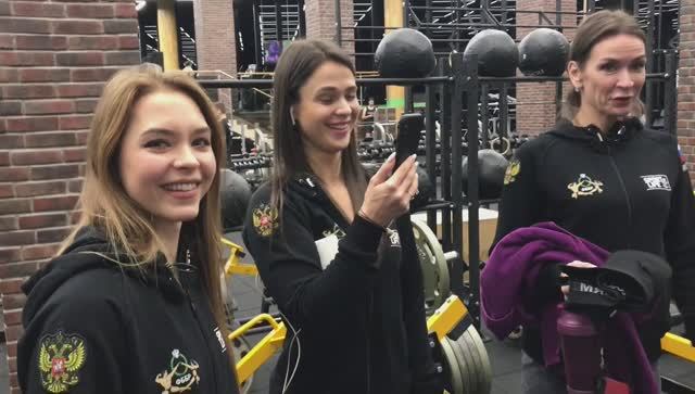 КРАСИВЫЕ ДЕВУШКИ ЗАНИМАЮТСЯ ФИТНЕСОМ И ПОДТЯГИВАЮТСЯ НА ПЕРЕКЛАДИНЕ