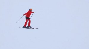 Кефир на горнолыжном курорте! Котёнок отправился исследовать детскую площадку