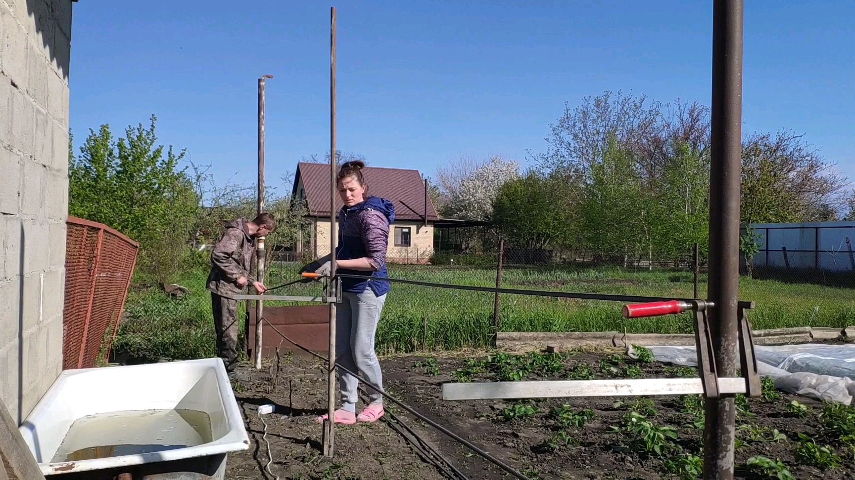 ЖИЗНЬ В СТАНИЦЕ./ КУПИЛИ СТРОЙ МАТЕРИАЛ./ СДЕЛАЛИ ШПАЛЕРУ ДЛЯ ВИНОГРАДА.