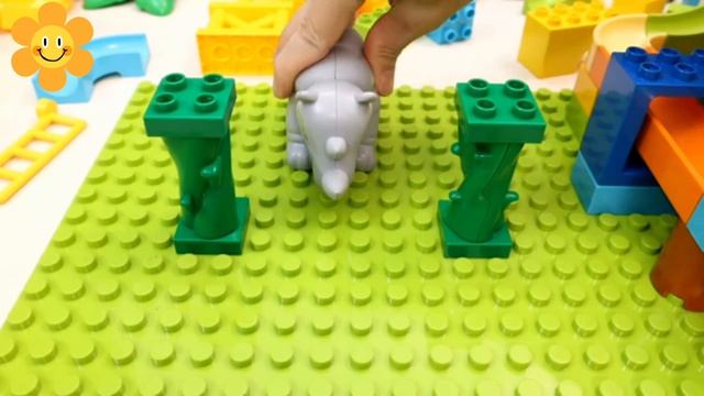 Залипательное видео с единорогом для детей. Играем,с горкой, шариками. #дети #видеодлядетей