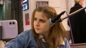 ПОЧЕМУ ЭТА ДЕВУШКА ДО СИХ ПОР ПОЁТ НА УЛИЦЕ