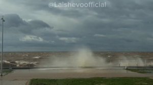 Шторм на Камском море: волны смыли песок, декоративные суденышки утонули в прибое