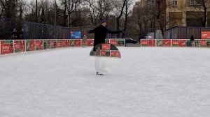 Шаги: два шага вперёд внутрь, два чоктау, внутренний Аксель. Вращение моухоками в движении.