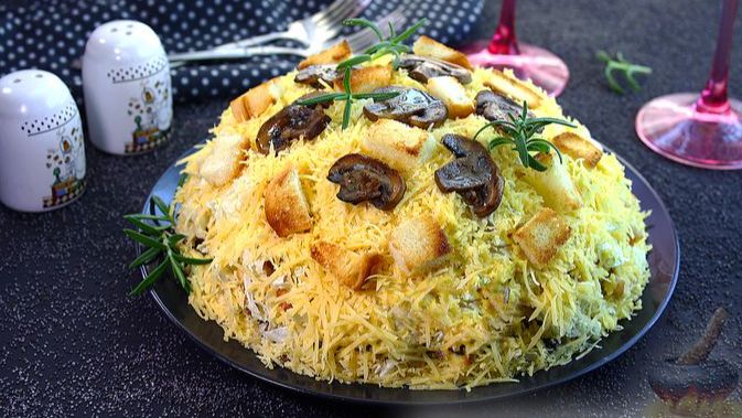 САЛАТ С ПЕКИНСКОЙ КАПУСТОЙ, КУРИЦЕЙ И ШАМПИНЬОНАМИ