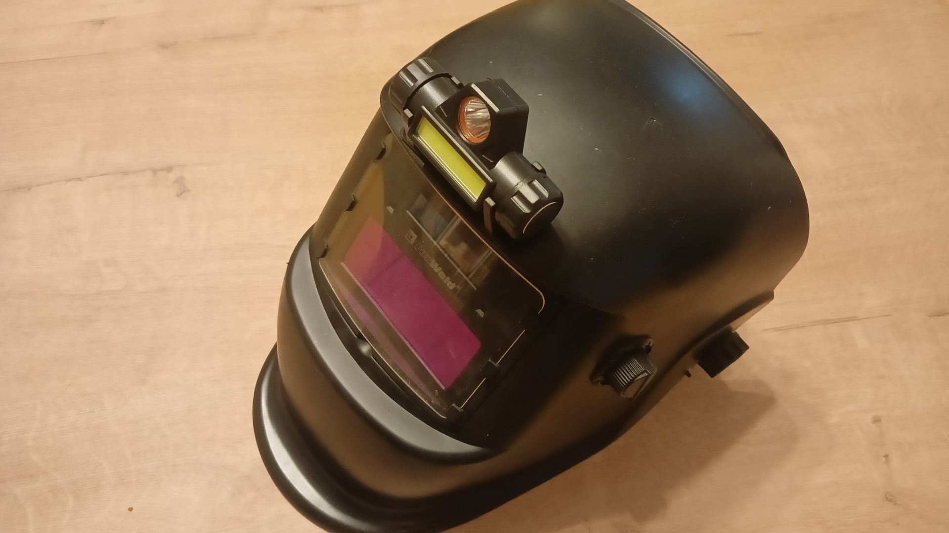 Подсветка зоны сварки (фонарик на маске)!