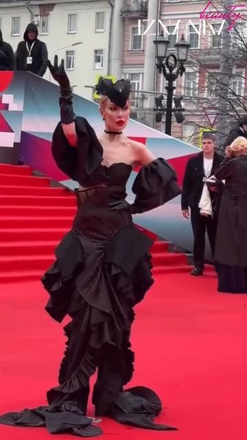 Таша Белая в оригинальном образе на церемонии закрытия ММКФ.