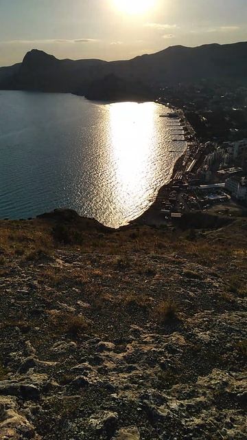 Спускаюсь с вершины горы Алчак-Кая к гроту Эолова Арфа в Судаке на Чёрном море