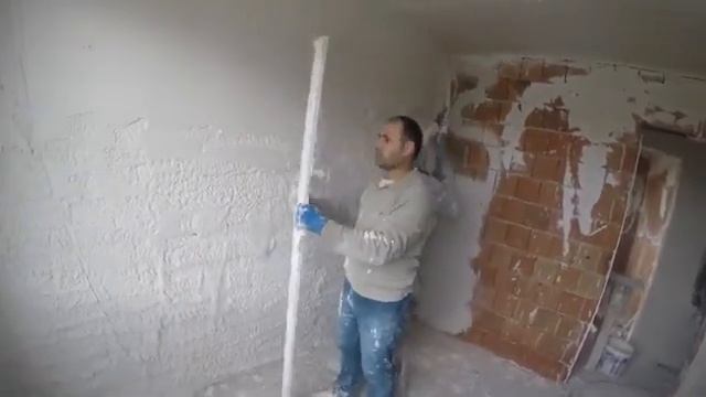 Штукатурка стены за 3 минуты.  Как штукатурить кирпичную стену