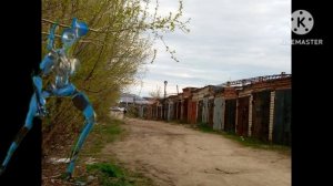 Механический сиреноголовый против всех. 
В гаражах.