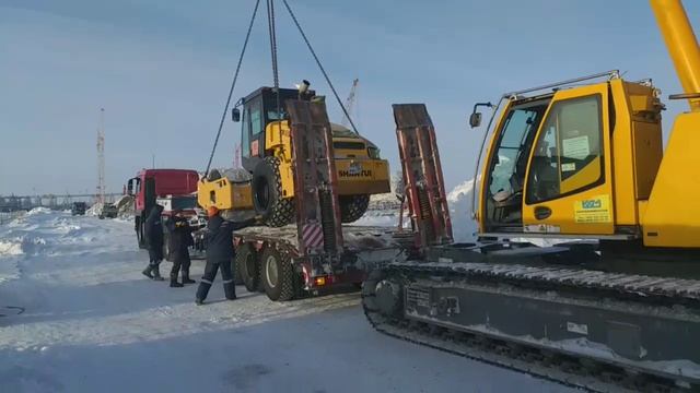 Опасная погрузка грунтового катка.