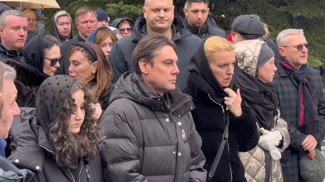 ГРОБ С ТЕЛОМ АЛЕКСЕЯ ПИМАНОВА ВЫНЕСЛИ ПОД ГРОМКИЕ АПЛОДИСМЕНТЫ РОДНЫХ И ДРУЗЕЙ … СЛЁЗЫ ДОЧЕРИ …