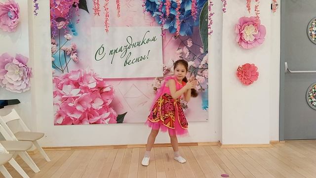 "Становится весной", Исполняет: Лещенко Василиса, 5лет