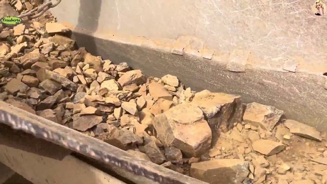 Строительство, дробление щебёнки