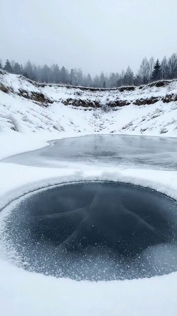Там, где снег выдувает край и открывает тьму