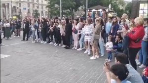 Танец на улице девушка зажигает потом её приглашают танцевать