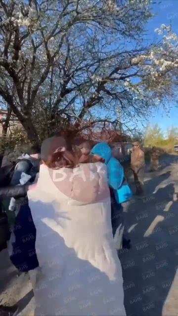 «Необученные воевать и защищать» полицейские героически крутят безоружного мужчину в Хмельницком.