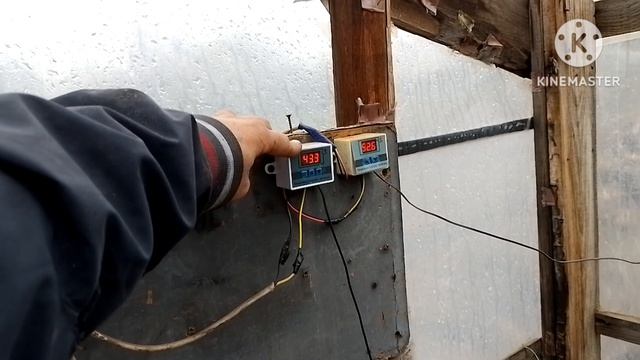 Съездил в Горловку купил масло для трактора. На улице снег идёт занимаюсь в теплице.