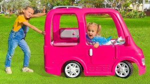 Алиса и её машинка Барби: история о походе