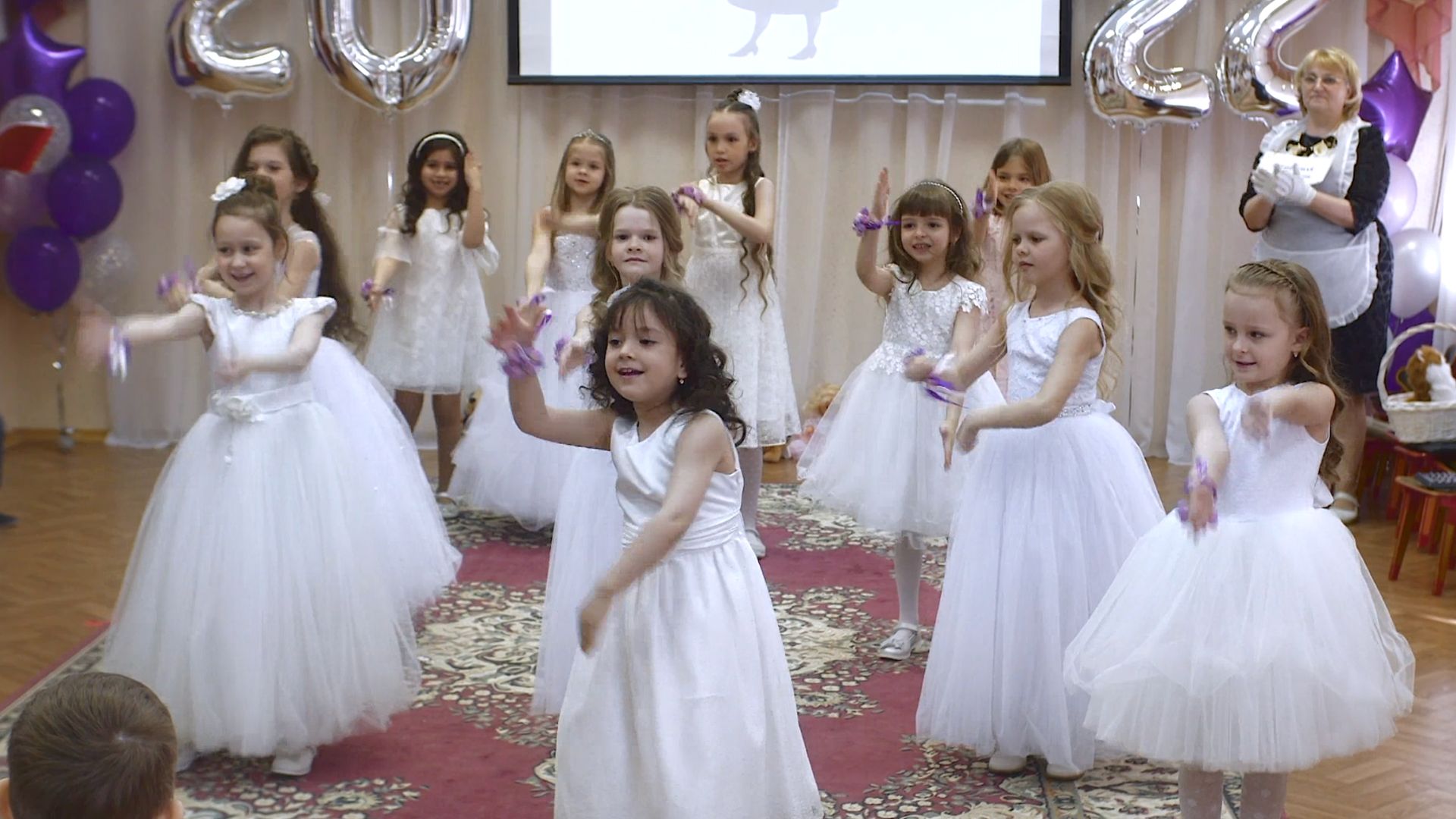 Хорошо танцуют под популярную песню - видео на выпускной в каждый сад