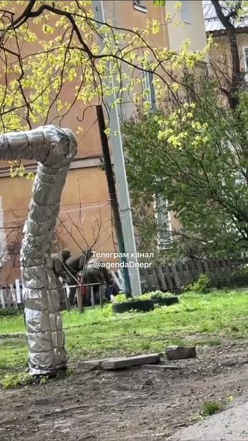 Днепропетровск. Полицаи избили пацана. И ещё сломали забор и начали бить им пацана